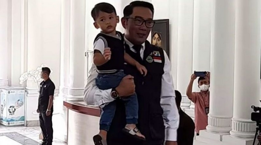 Ditemani Arkarna, Ridwan Kamil Kembali Berkantor di Gedung Sate