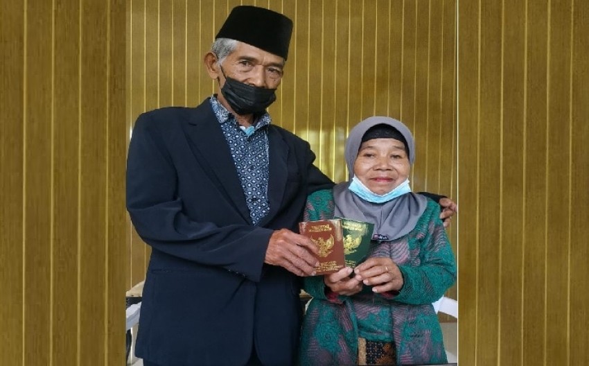 Sempat Tak Percaya, Kepala KUA Nikahkan Kakek Berusia 93 Tahun