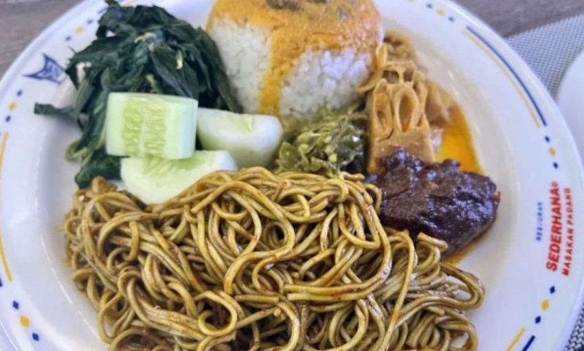 Rekomendasi Makan Siang, Yuk Cicipi Rendang di Restoran Padang Ini