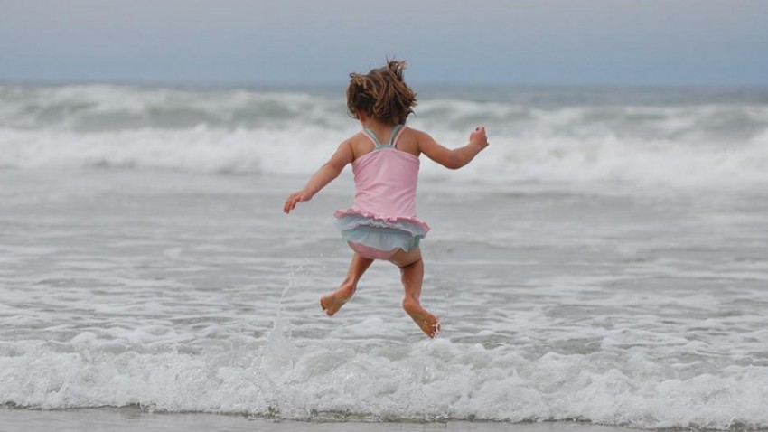 Ajarkan Anak Berenang, Tips Selamatkan Diri saat Terseret Arus