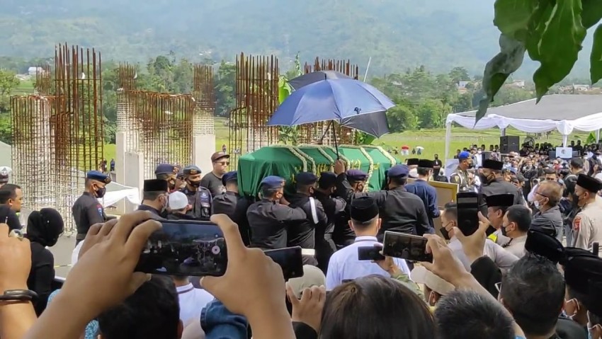 Setelan Serba Hitam, Ridwan Kamil Antarkan Jenazah Eril ke Permakaman