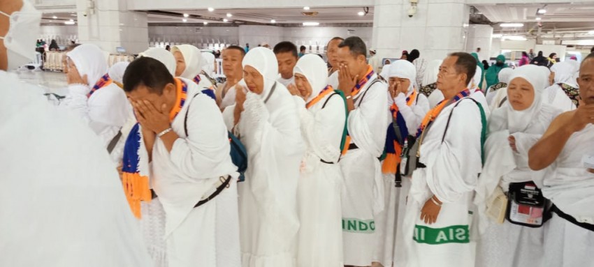 Terharu Pertama Lihat Kakbah, Tangis Jemaah Haji asal Pati Pecah