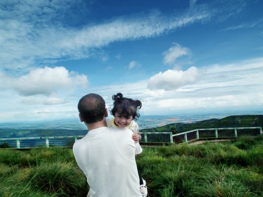 Empat Selebritis Pria Besarkan Anak Tanpa Istri