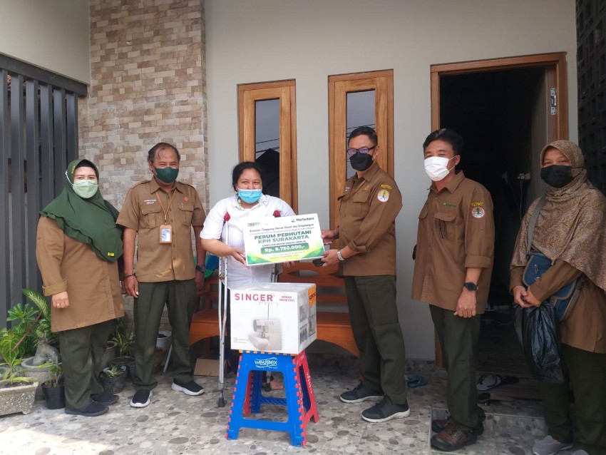 Perhutani Donasi Mesin Obras untuk Penyandang Disabilitas Surakarta
