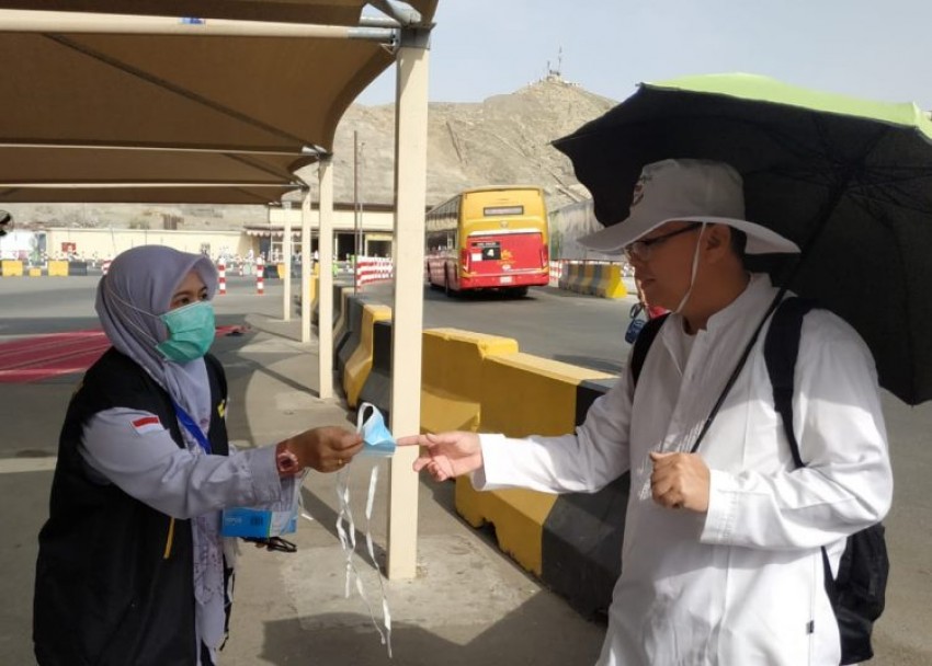 Tim Kesehatan Bagikan Masker ke Jemaah Waspadai Penularan Covid