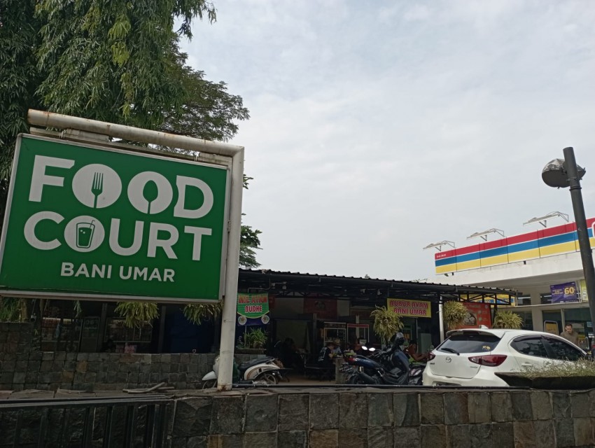 Merasakan Sensasi Istirahat di Food Court Masjid Bani Umar