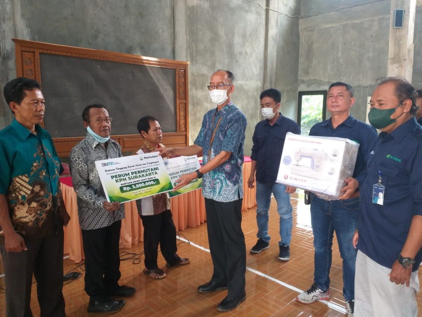 Perhutani Salurkan 2 Mesin Jahit ke Penyandang Disabilitas