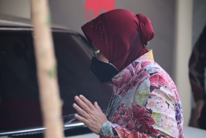 Tjahjo Kumolo Berpulang, Risma Selaku Tetangga Tampak Dirundung Kesedihan