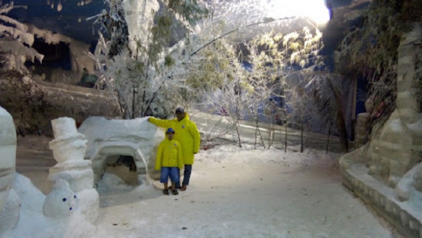 Main ke Snow World Revo Town, Rasakan Sensasi Salju di Bekasi