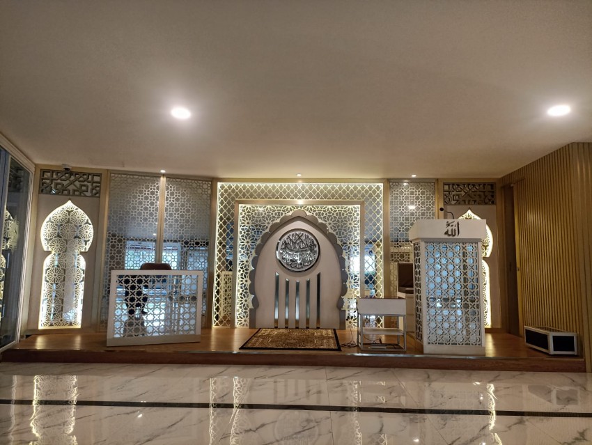 Intip Kemegahan Masjid Berkilau Emas di Apartemen Thamrin