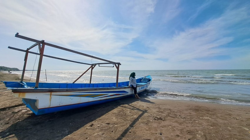Pantai Larangan, Menikmati Semilir Angin dan Teh Hangat Khas Tegal