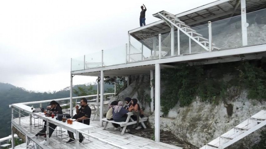 Tumpeng Menoreh, Sajikan Menu Andalan Berpadu Keindahan Alam dari Bukit