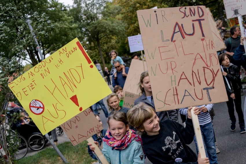 Kala Anak-anak Demo Protes Orang Tua yang Terlalu Sibuk dengan Gadget