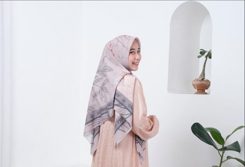 Cari Keberkahan Hidup, Ayundari Resya Hijrah Jadi MUA Syar'i