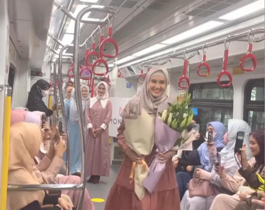 Gelar LRT Fashion Week, Dhini Aminarti Tuai Pujian