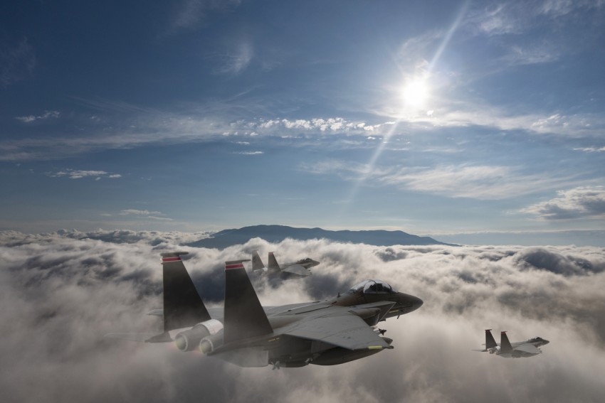 Tujuh F-16 TNI AU Latihan Terbang Formasi di Langit Pekanbaru