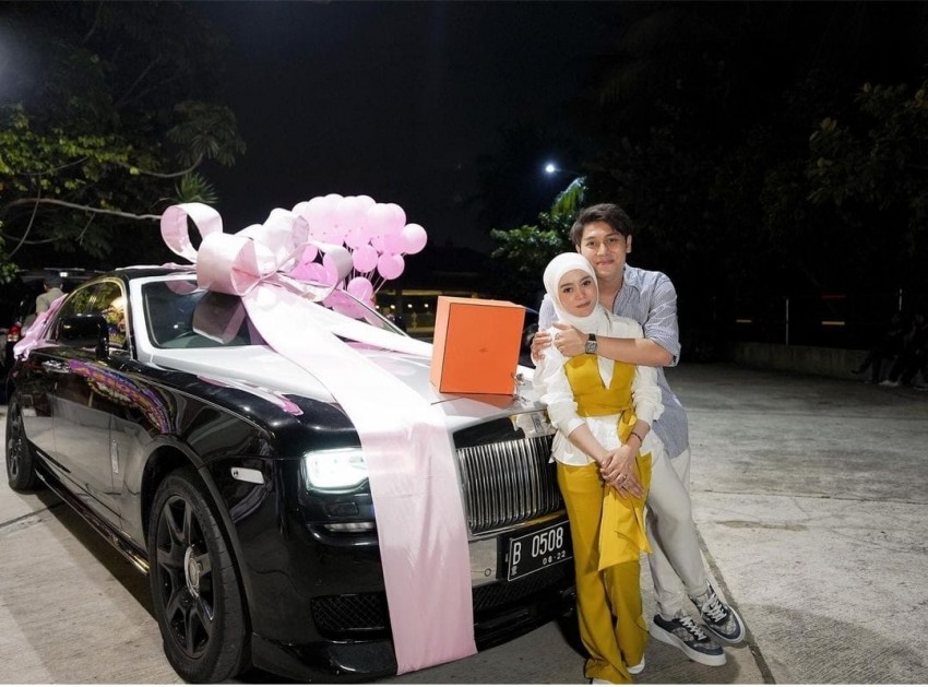 Selain Rizky Billar, 3 Artis Sultan Ini Beri Kado Mewah di Hari Lahir Istri