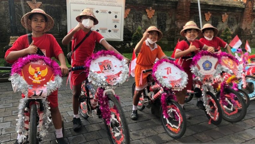 Komunitas Sepeda Ramaikan Pawai HUT 77 RI Bersama Pelajar