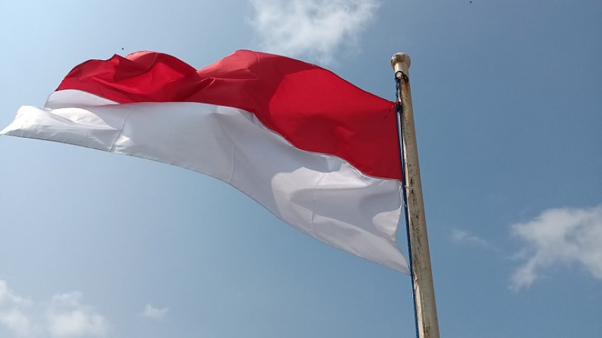 HUT RI, Kapolda NTB Kibarkan Bendera Merah Putih di Bukit Selong