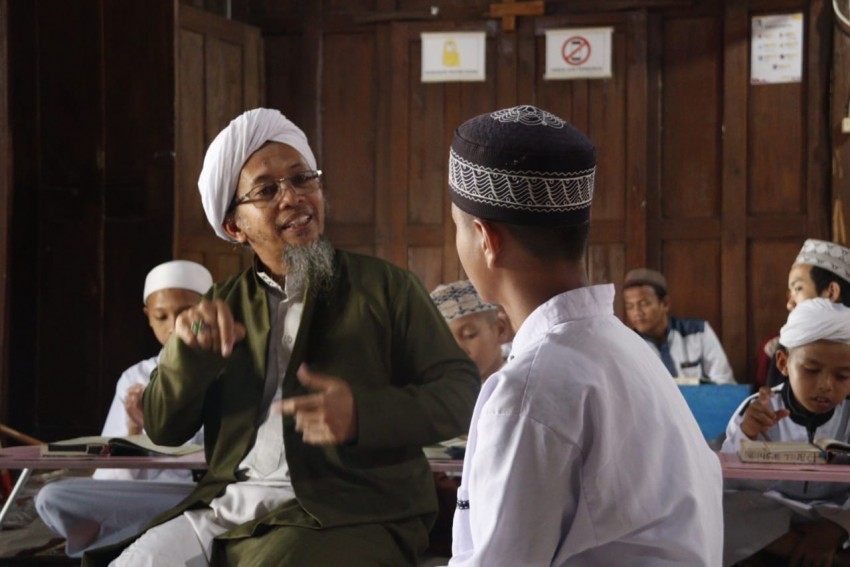 Ustadz Abu Kahfi Bimbing Teman Tuli Mengenal Ilahi dan Hafalkan Kalam Suci