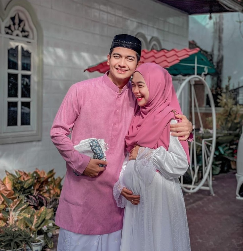 Lima Publik FIgur Ini Tetap Terlihat Gagah Beroutfit Merah Muda