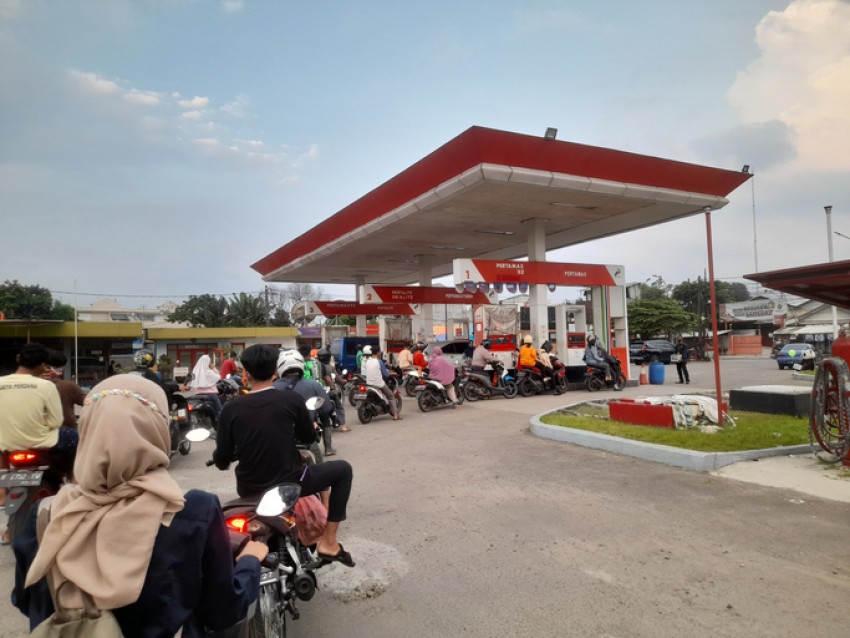 BBM Naik Picu Panic Buying, Ekonom: Islam Ajarkan Pengendalian Diri