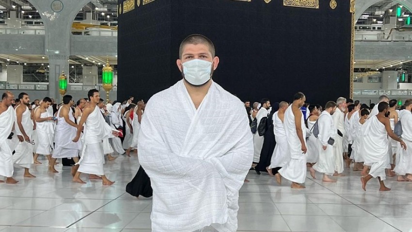 Khabib Sampaikan Pesan Mendalam saat Berada di Tanah Suci