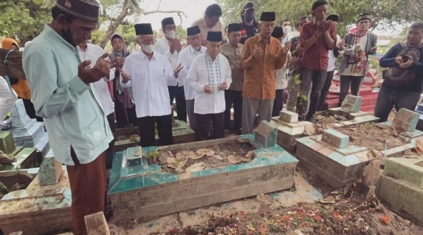 Pimpinan Gontor Takziah ke Makam Ananda Santri AM