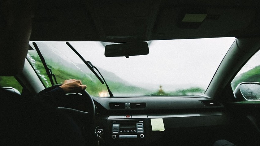 7 Tips Berkendara Mobil saat Musim Hujan, Utamakan Keselamatan