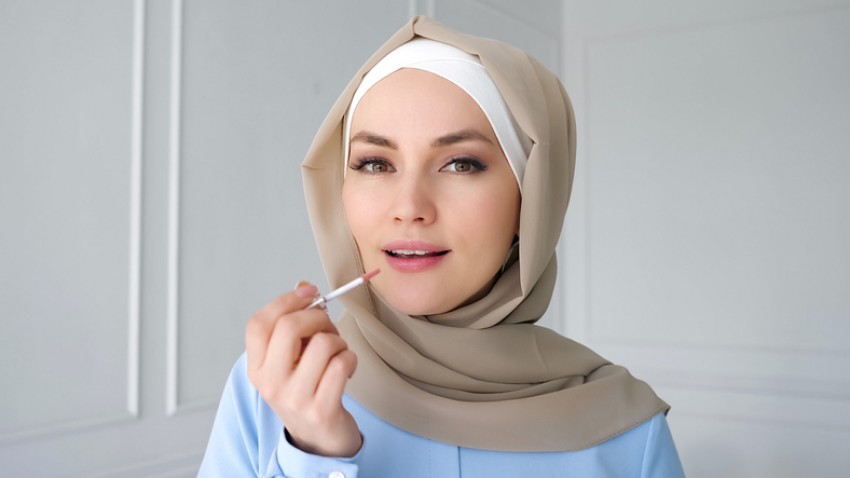 Nggak Ribet, 5 Cara Ini Bikin Lipstik Awet Sepanjang Hari