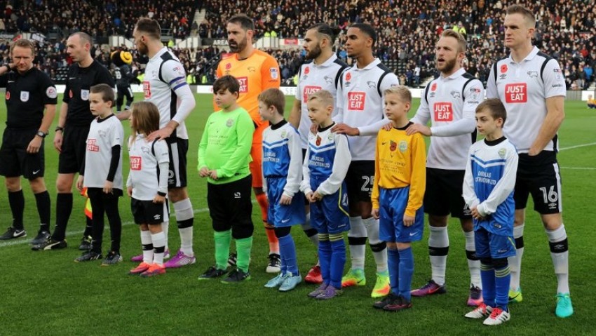 Ini Alasan Pesepakbola Gandeng Anak-Anak saat Masuki Lapangan