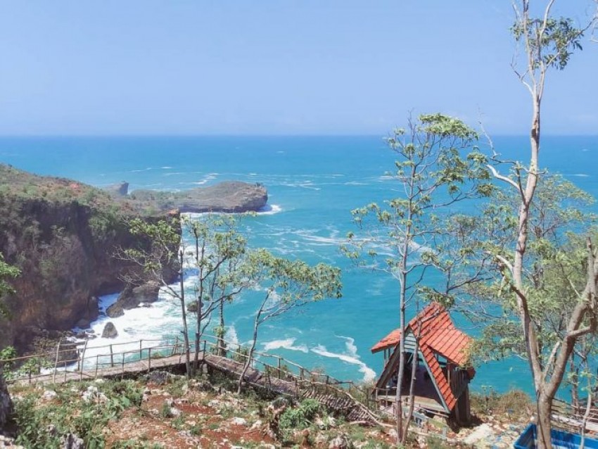 Pesona Pantai Grigak, Objek Wisata Pantai Tak Berpasir