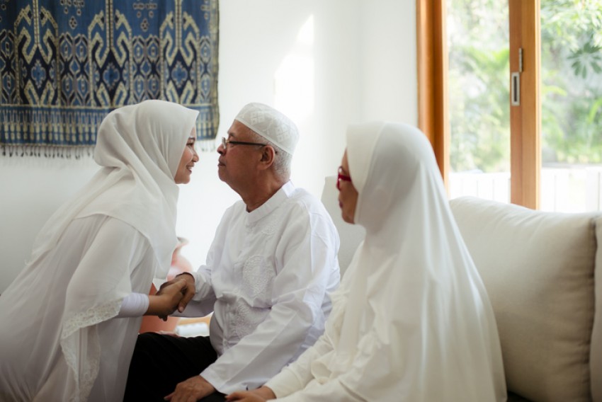 Begini Cara Muslimah Sudah Menikah Berbakti pada Orang Tua