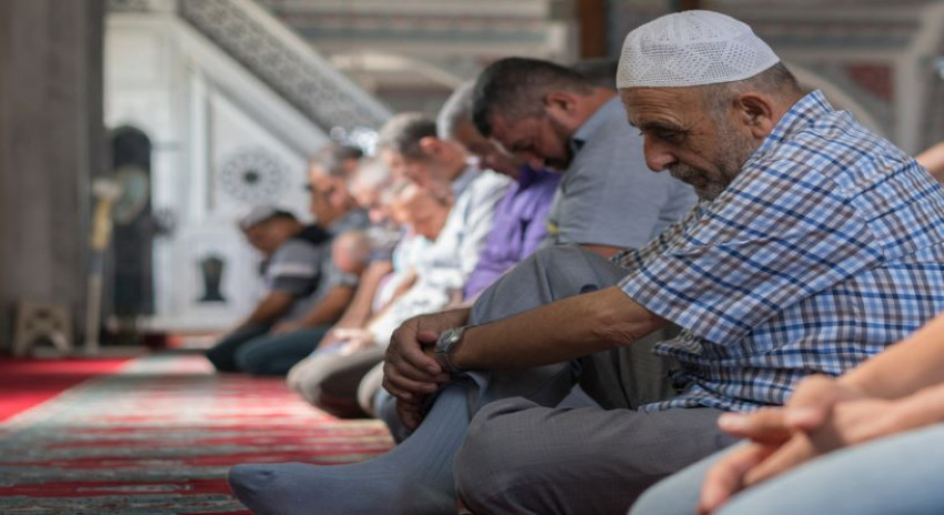 Hukum Berdzikir saat Khutbah Jumat, Ini Kata Habib Hasan