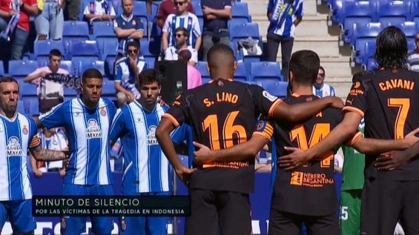 La Liga Berkabung Tragedi Kanjuruhan, Pemain Valencia dan Espanyol Lakukan Penghormatan