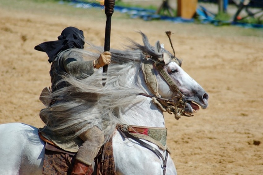 Tafsir Al-Adiyat Ayat 1: Makna Allah Bersumpah atas Kuda Perang