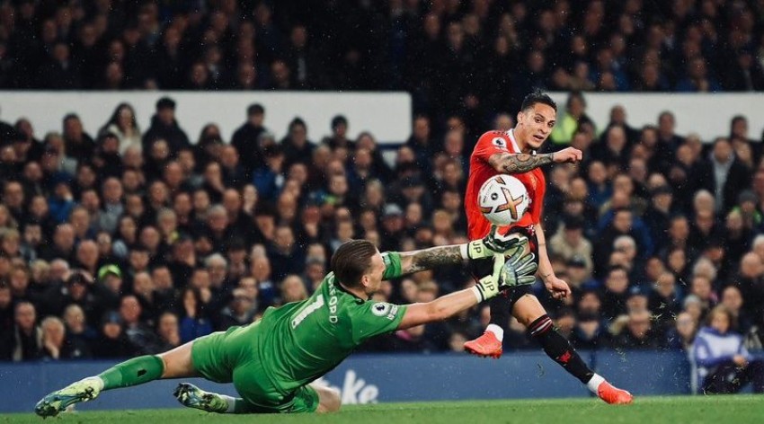 Cetak Gol ke Gawang Everton, Antony Ukir Sejarah Baru di Manchester United