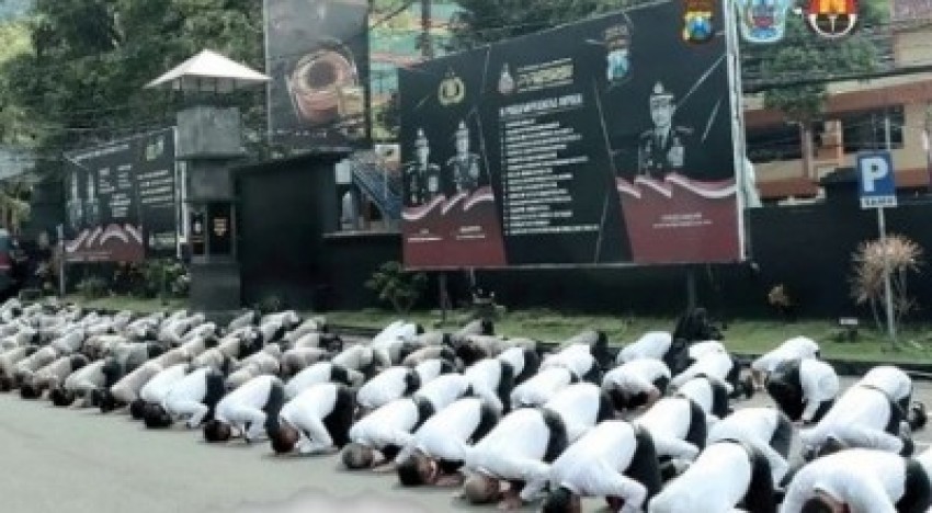 Polres Malang Sujud Minta Maaf ke Keluarga Korban Tragedi Kanjuruhan, MUI Ingatkan Begini