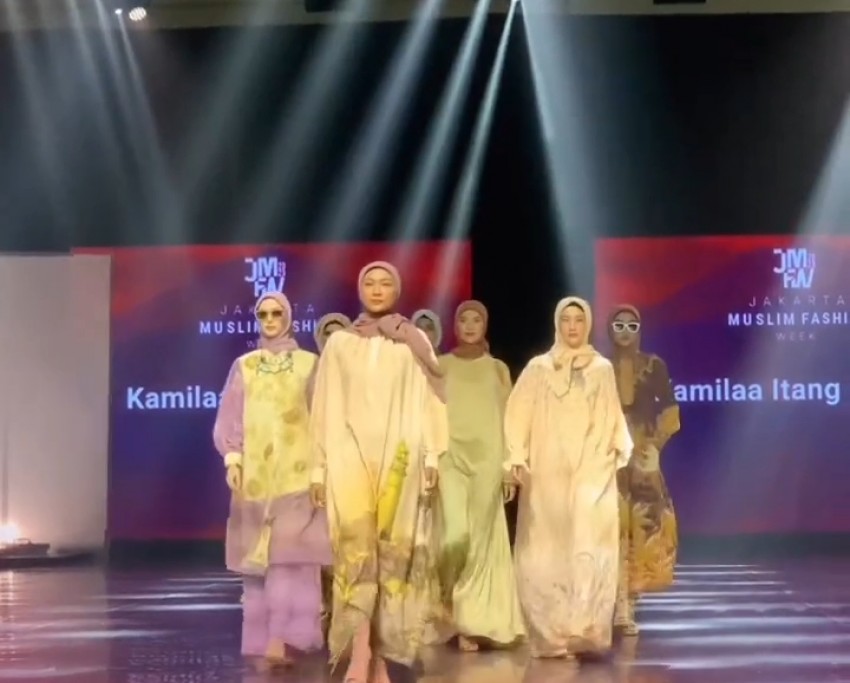 10 Desainer Busana Muslim Pamer Karya Lokal Menuju Global di JMFW 2023