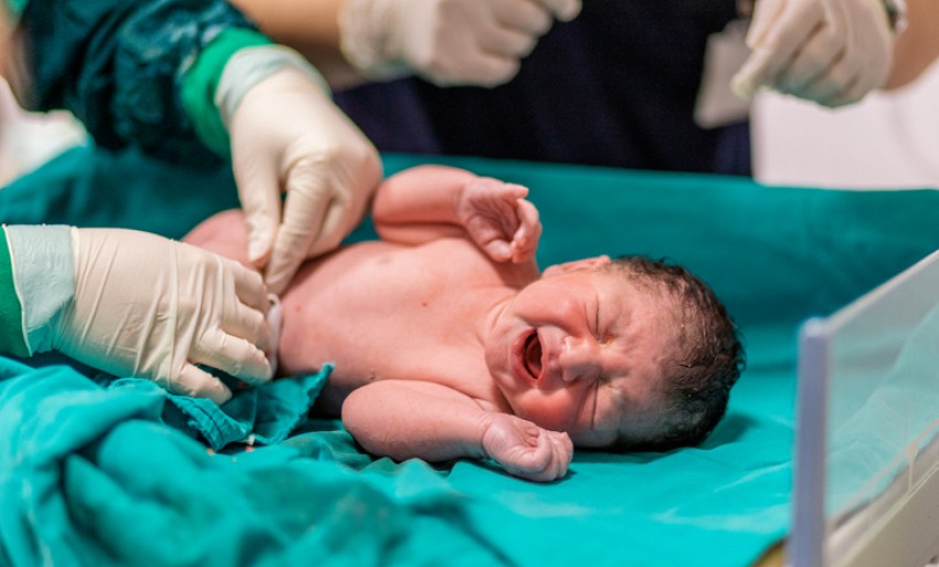Adzan hingga Sunat, Ini Hal-hal yang Baik Dilakukan pada Bayi Baru Lahir