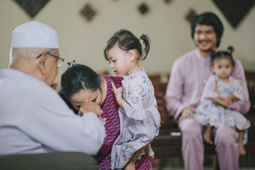 Ajarkan Nilai Kesopanan pada Anak Lewat 7 Cara Islami Ini