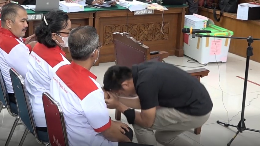 Bharada E Bersimpuh Mohon Maaf ke Orang Tua Brigadir J
