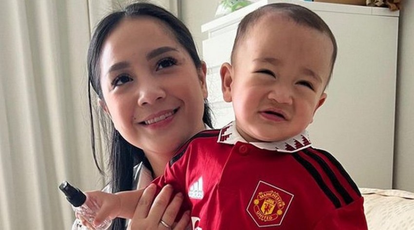 Manchester United Pamer Foto Nagita Slavina dan Rayyanza di Medsos