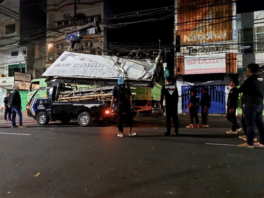 Melanggar Perwali, Bapenda Makassar Tertibkan Papan Reklame Semrawut