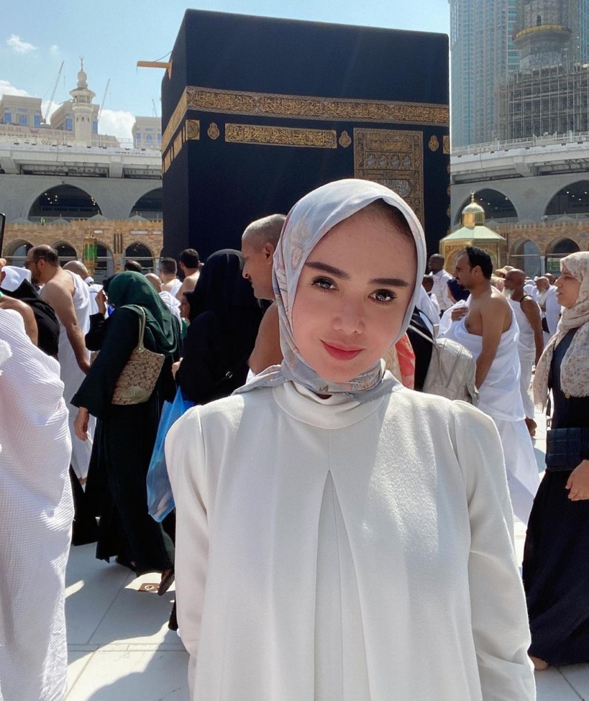 Bikin Pangling, Tengok 5 Penampilan Menawan Yuni Shara Saat Umrah