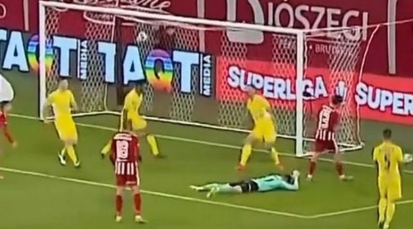 Kesempatan Cetak Gol, Pemain Ini Justru Buang Bola Saksikan Kiper Lawan Cedera