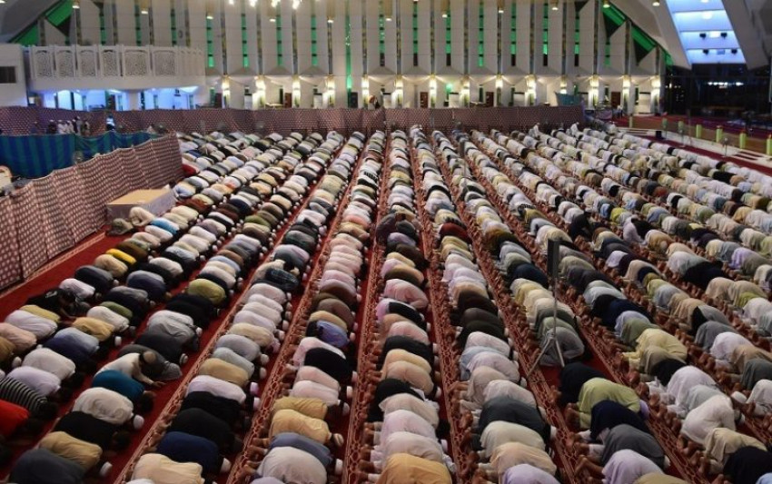 Ustaz Firanda: Para Malaikat Mendoakan Orang yang Salat Berjamaah