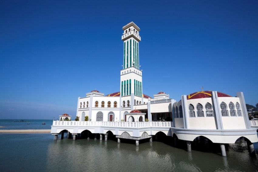 Intip Keindahan Masjid Apung Makassar, Sejuk dan Mempesona