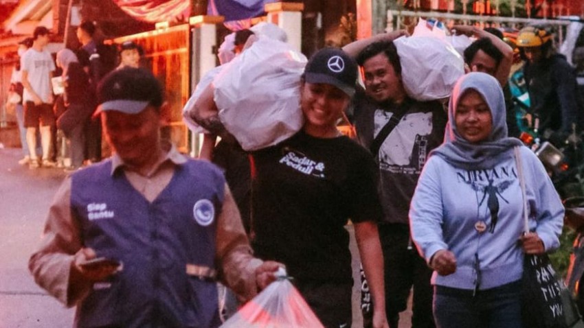 Awkarin Turun ke Lapangan Bantu Pengungsi Gempa Cianjur