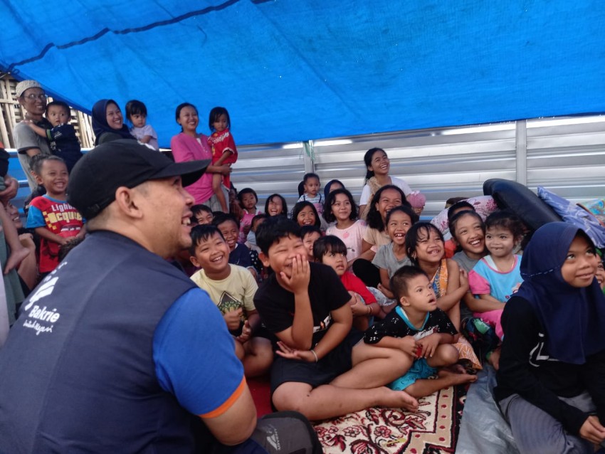 Tim Bakrie Tanggap Gelar Psikososial di Tenda Pengungsian
